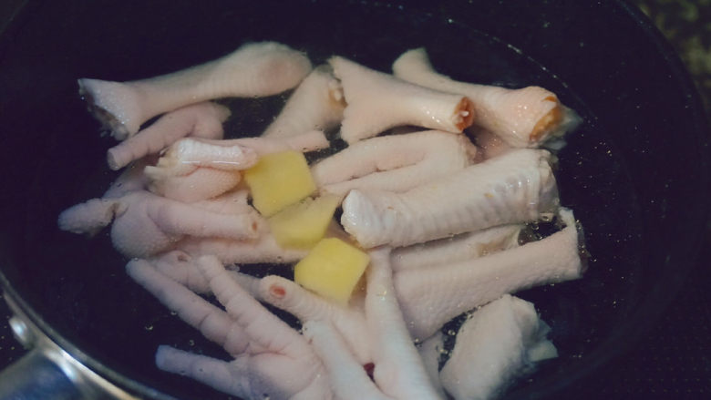 青椒炒鸡爪,放入几片姜片