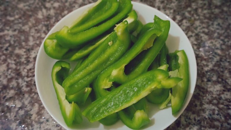 青椒炒鸡爪,切成小片备用