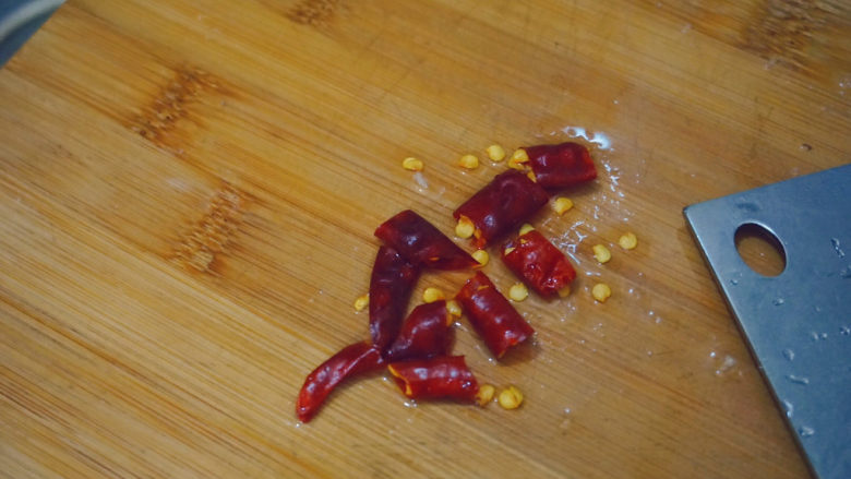 青椒炒鸡爪,<a style='color:red;display:inline-block;' href='/shicai/ 86474'>干辣椒</a>