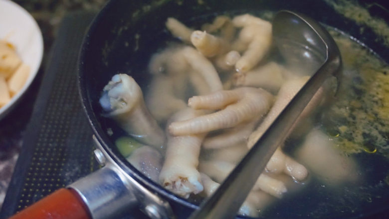 青椒炒鸡爪,再小火煮3分钟即可