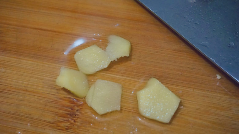 青椒炒鸡爪,姜片