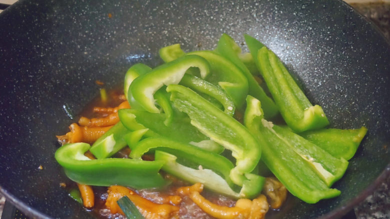 青椒炒鸡爪,最后倒入青椒焖煮