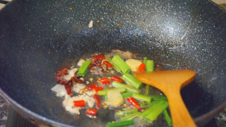 青椒炒鸡爪,热油下锅,倒入准备好的配料
