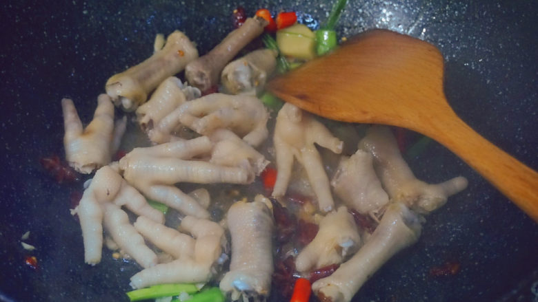 青椒炒鸡爪,再倒入鸡爪