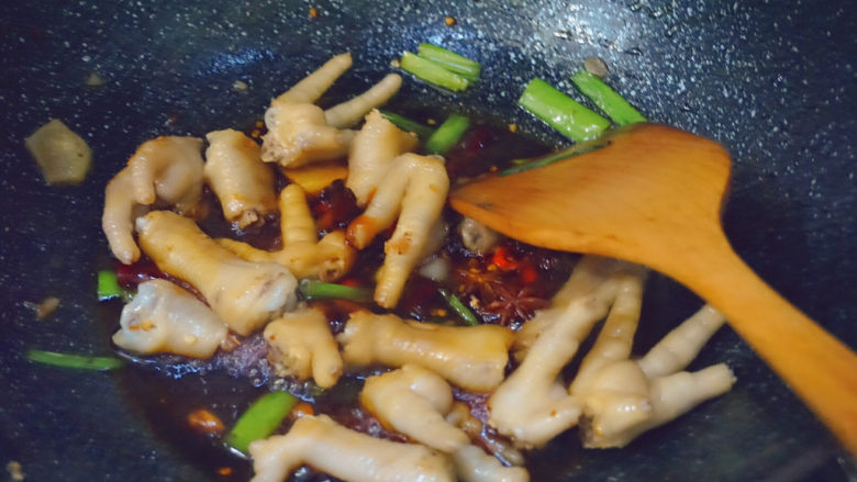 青椒炒鸡爪,加盐、<a style='color:red;display:inline-block;' href='/shicai/ 788'>生抽</a>、<a style='color:red;display:inline-block;' href='/shicai/ 721'>蚝油</a>翻炒
