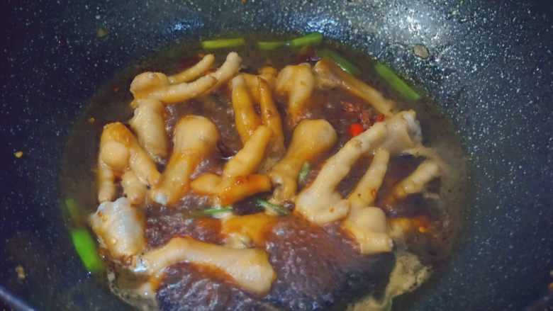 青椒炒鸡爪,再倒入一些清水大火焖煮3分钟