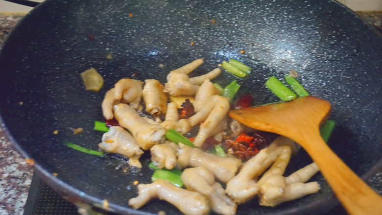 青椒炒鸡爪,中火翻炒2-3分钟
