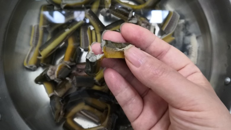 红烧黄鳝,倒入开水后,黄鳝表皮的粘液,就会浮出(有的地方是不去粘液,直接下锅烧的,我过不了这关,喜欢把粘液泡掉)