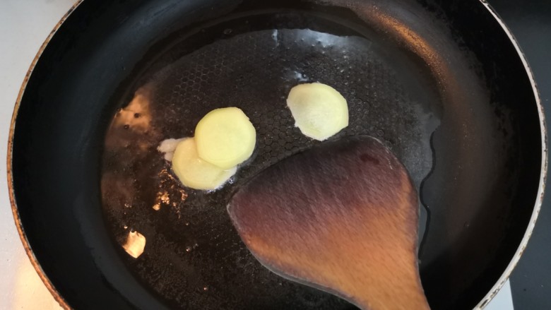 红烧黄鳝,放入姜片,翻炒爆香