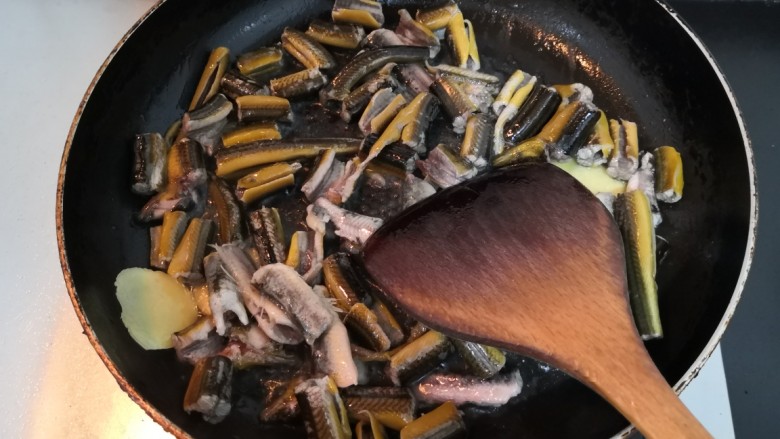 红烧黄鳝,把黄鳝,翻炒均匀