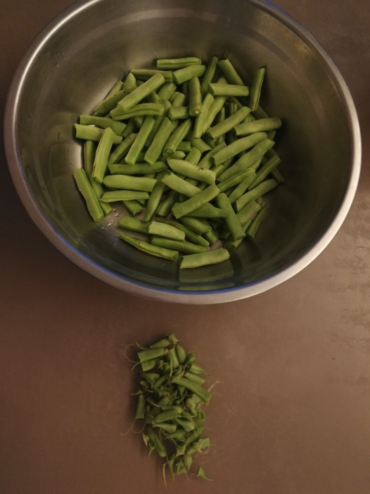 四季豆炒肉丝,四季豆掐头去尾摘干净,丝也要尽量摘干净。
