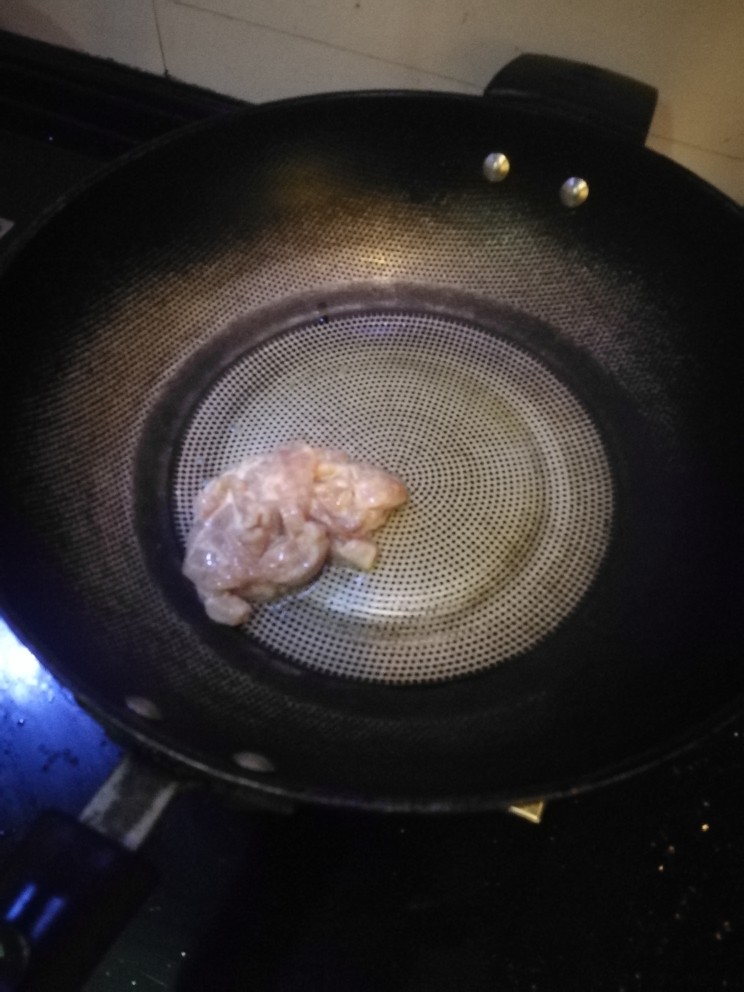 四季豆炒肉丝,放入腌制好的猪肉,翻炒。