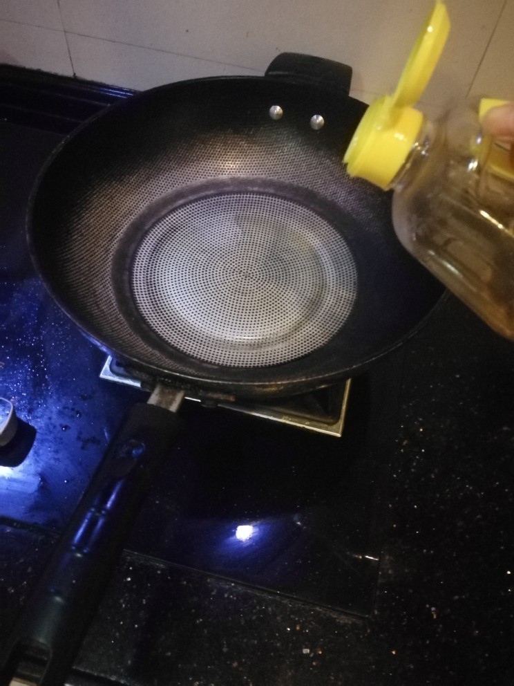 四季豆炒肉丝,材料准备完毕,准备烹饪,起锅热油。