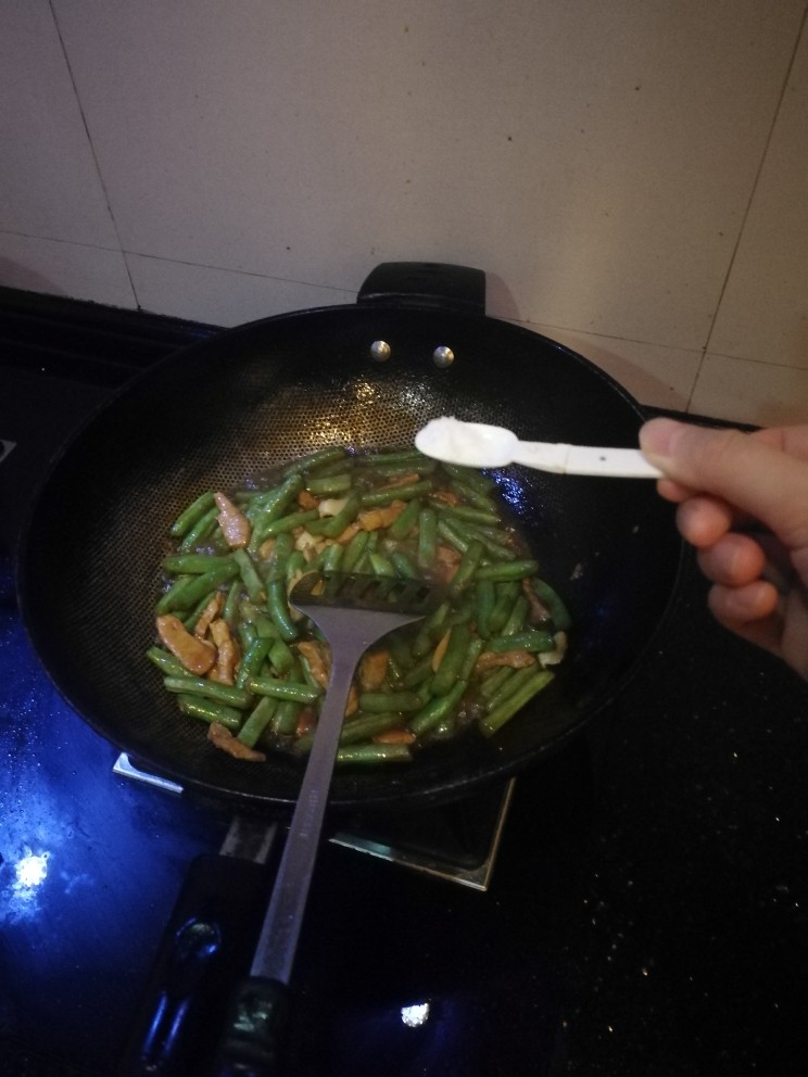 四季豆炒肉丝,可以提前尝一小块,熟了会变软,然后收汁,再加入盐。