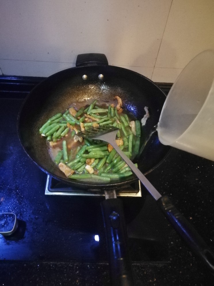 四季豆炒肉丝,加入适量清水,炖煮。
因为四季豆没有提前焯水,不熟的话容易食物中毒,所以这个步骤要时间长一点,10分钟左右吧。