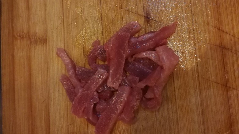 四季豆炒肉丝,猪肉切成丝,加入生粉和<a style='color:red;display:inline-block;' href='/shicai/ 718'>料酒</a>腌制备用。