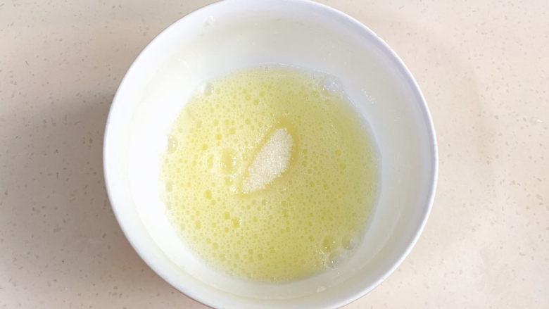 平底锅舒芙蕾,蛋白中加几滴白醋,用电动打蛋器搅打至粗泡,加入1/3<a style='color:red;display:inline-block;' href='/shicai/ 3729'>白糖</a>。