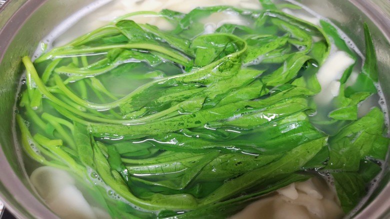 肥肠面,面条快熟的时候下入空心菜,一起煮熟关火。