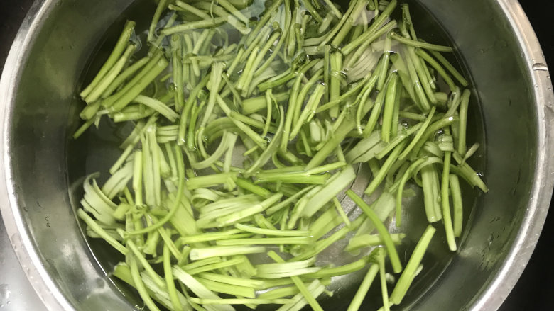 蒜蓉空心菜,放清水中浸泡几分钟,清洗干净后沥干水分