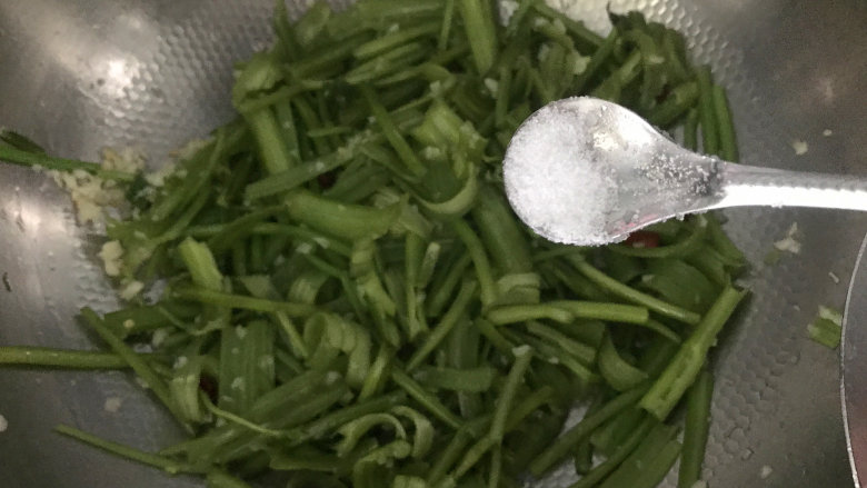 蒜蓉空心菜,大火翻炒均匀后加入适量食盐调味