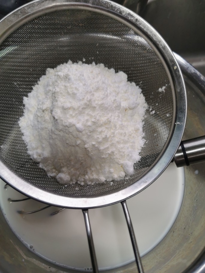 榴莲千层蛋糕, 面粉糖粉淀粉称好放一起,然后倒入牛奶里边边筛边搅拌,以免起颗粒不均匀