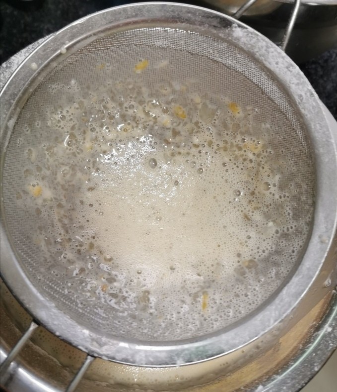 榴莲千层蛋糕,混合好的面糊,至少过滤两次,这样煎出来的千层皮才会光滑性细腻