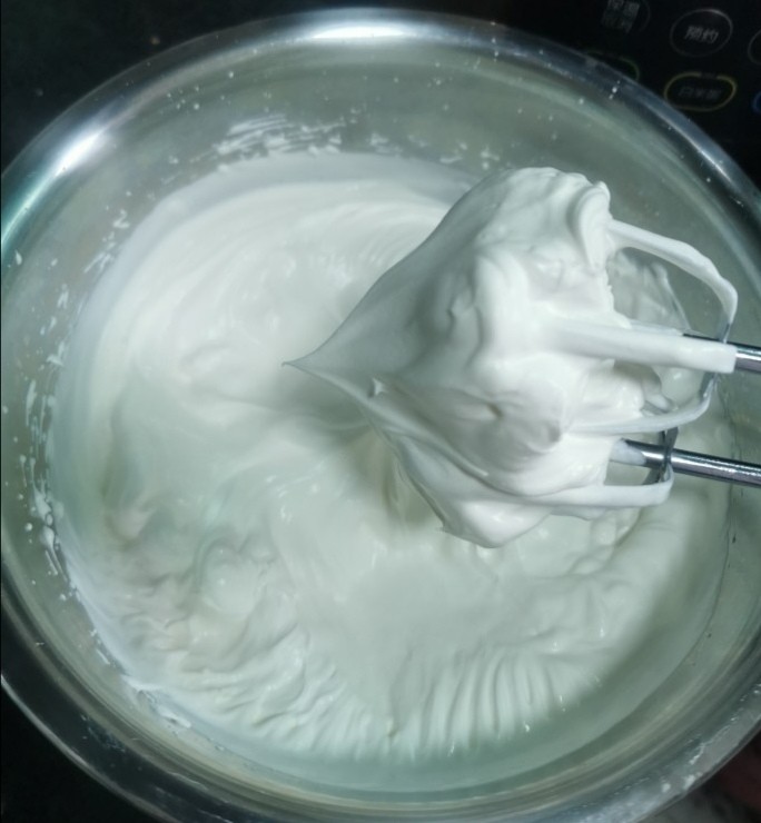 榴莲千层蛋糕,准备馅料,细砂糖分两次加入奶油里,中速打发打发,提起打蛋器有明显的直立尖脚就可以,如果奶油提起来还是弯钩,就要继续打,也不要过度打过头了,可能奶油就会油水分离了