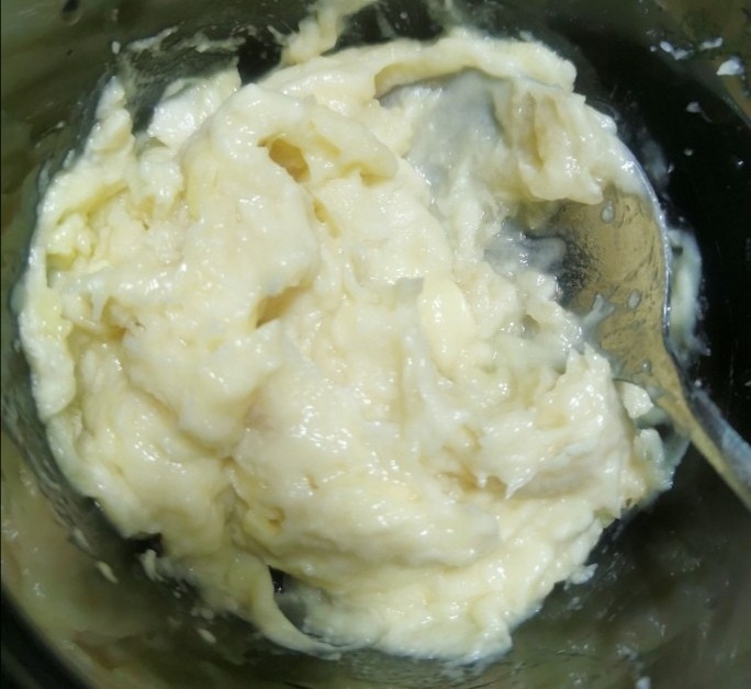 榴莲千层蛋糕,榴莲去核用勺子捣烂,然后把榴莲和奶油放一起翻拌均匀,喜欢吃榴莲的可以多放点,但不要比奶油还多,不然切开后千层蛋糕就不美了