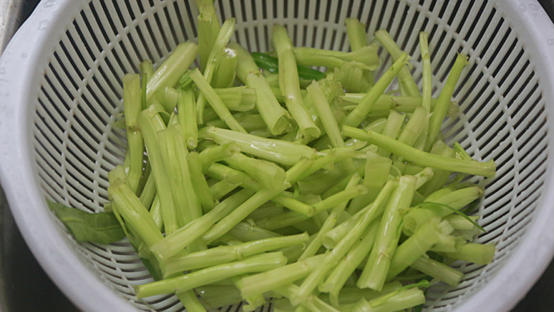 蒜蓉空心菜——80后的集体回忆,梗洗干净装另一篮子里沥干;