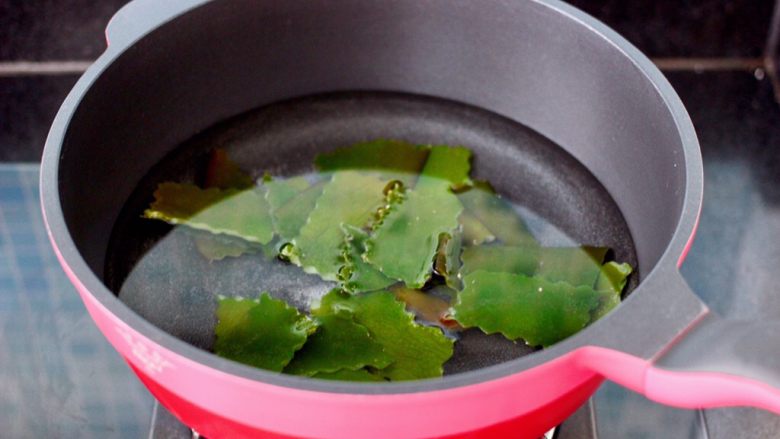 海鲜蔬菜冷串串,马克西姆微压锅倒入适量的清水，加入适量的盐，先把海带放入。