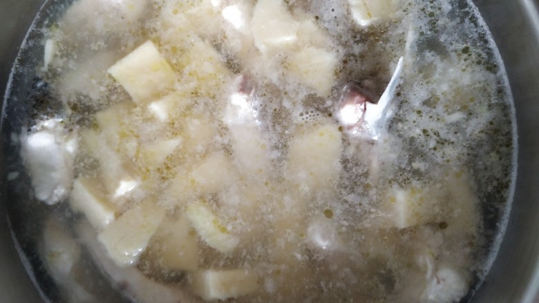 黑鱼豆腐汤,大火煮开后,转成小火