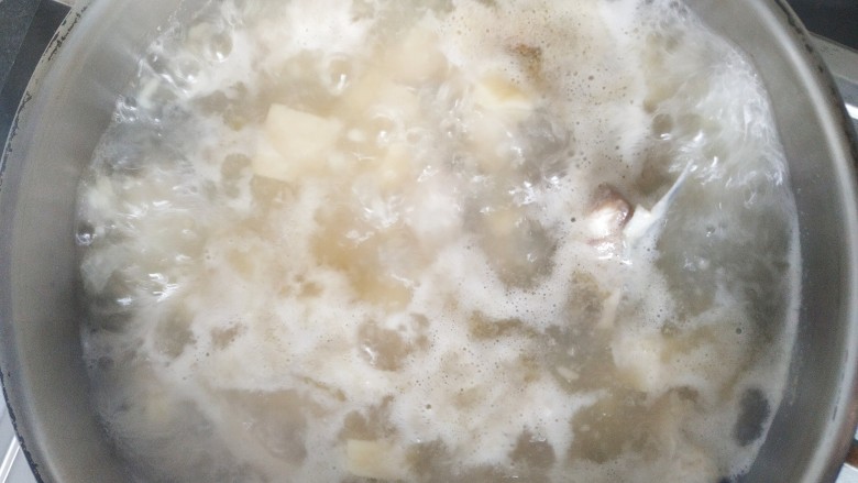 黑鱼豆腐汤,小火炖煮10分钟,加入盐