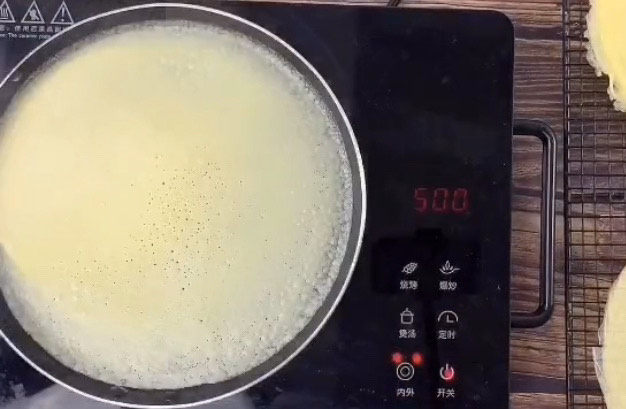 榴莲千层蛋糕,再开小火煎,面皮变色,鼓起很多小泡泡,就是可以了,小心的揭下来,放凉备用