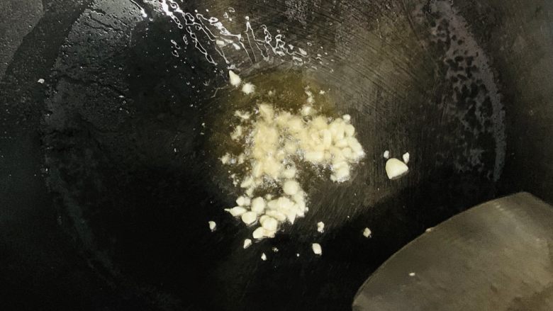 蒜蓉节瓜,几秒后蒜微微发黄,闻到蒜香就可以了。