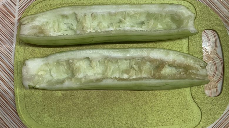 蒜蓉节瓜,用指甲掐一下里面的籽,硬的就是老了不能吃,中心挖出来,嫩的可以吃留着。