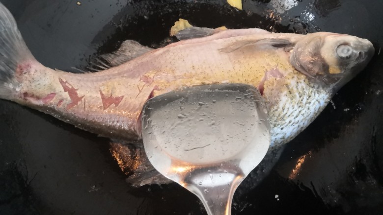 红烧鳊鱼,煎至一面金黄,翻面再煎