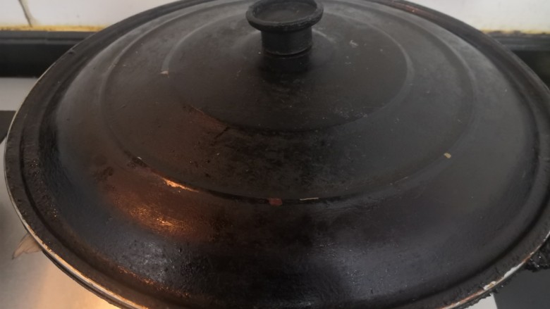 红烧鳊鱼,煮开后,小火焖8分钟
