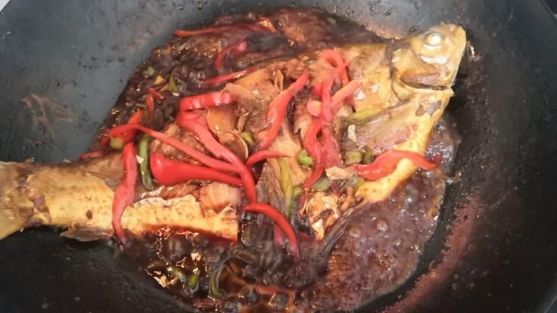红烧鳊鱼,大火烧煮,收汁后,关火