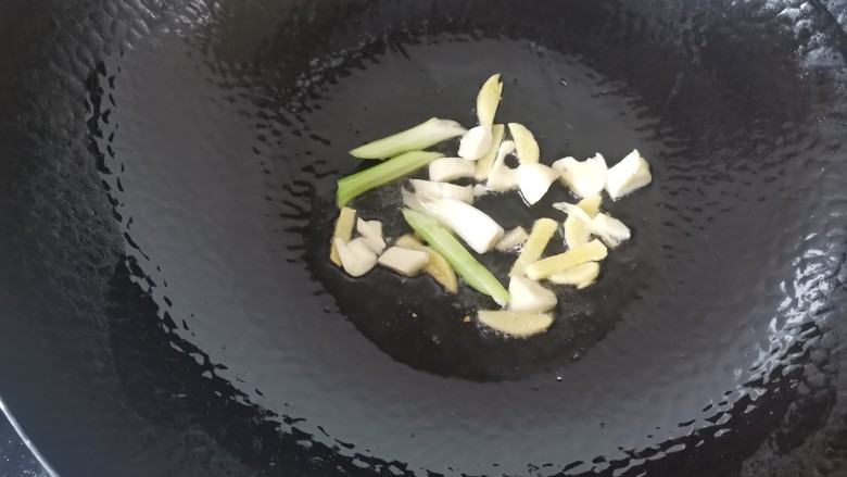 红烧鳊鱼,另起锅倒入油,放入姜丝蒜片葱段爆香