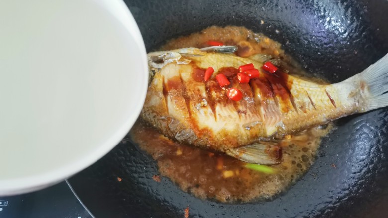 红烧鳊鱼,倒入一小碗清水,大火烧开转中小火