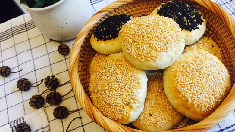 芝麻糖酥小烧饼,烤箱预热180度中层烤20分钟,烤箱温度不同可根据自己的烤箱来调节温度;