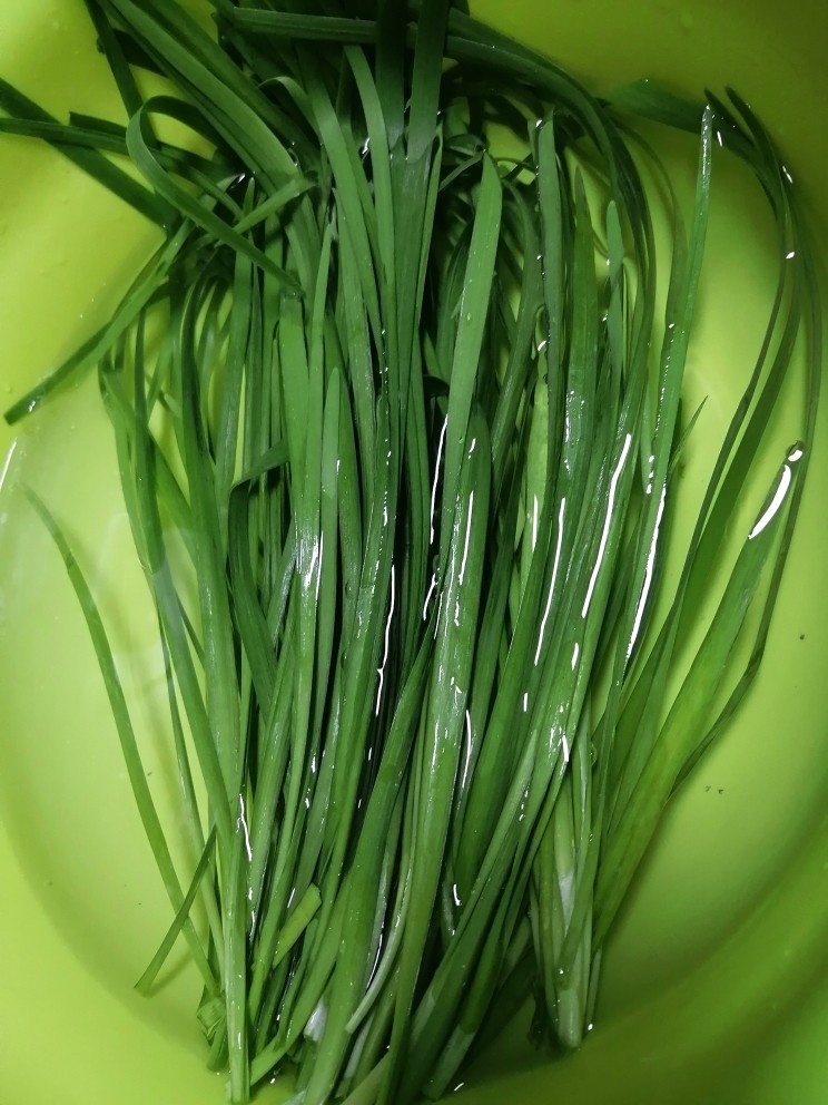 韭菜炒千张,<a style='color:red;display:inline-block;' href='/shicai/ 116'>韭菜</a>一把,洗干净,用盐水泡十分钟,然后再清水清洗。