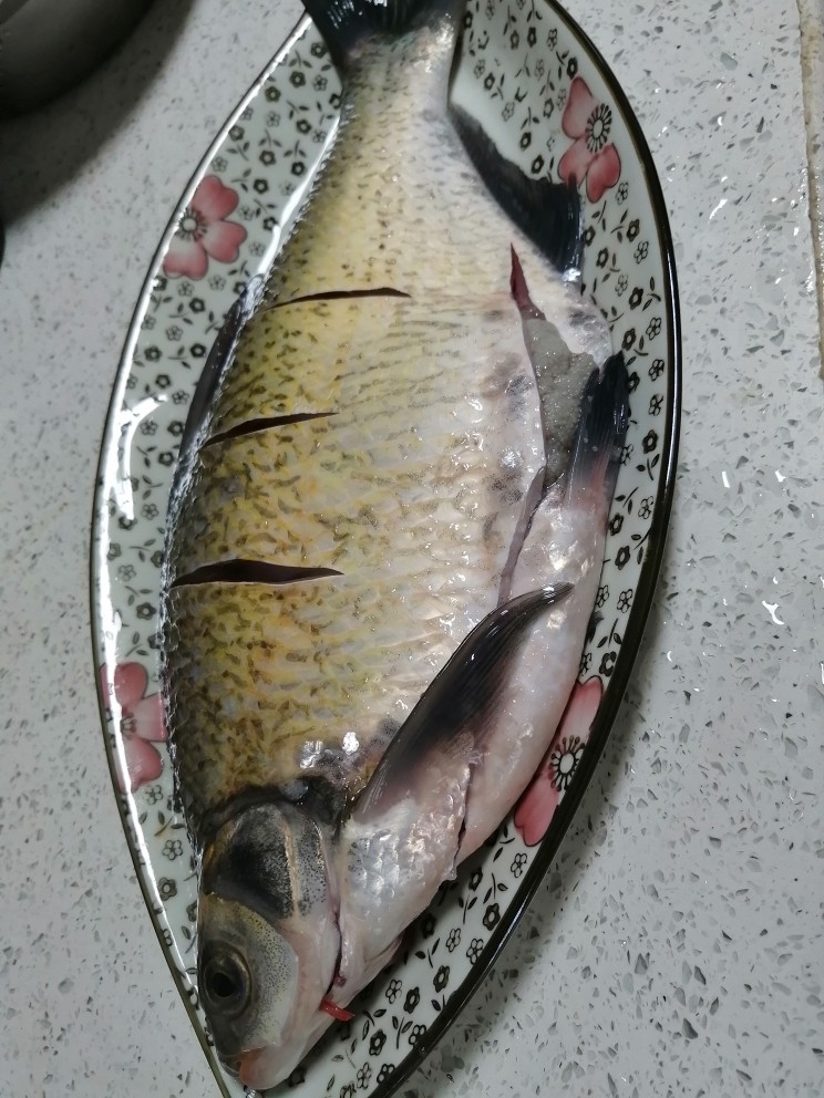 红烧鳊鱼,<a style='color:red;display:inline-block;' href='/shicai/ 390'>鳊鱼</a>🐠洗干净,两边都打上几个刀印