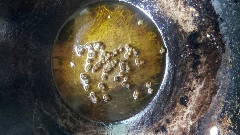 韭菜炒千张,炒锅倒菜籽油,放入青花椒小火炒香。