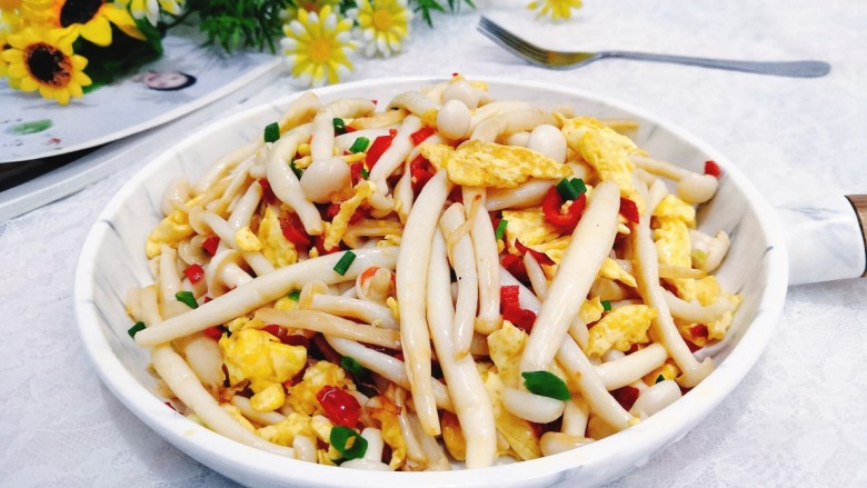 白玉菇炒鸡蛋,盛出上桌
