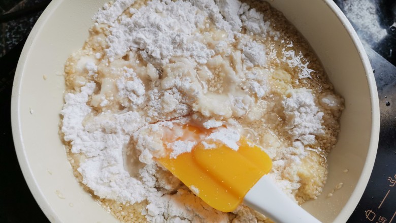 香喷喷的软糯可口,一咬就掉渣儿的老婆饼,加入剩下的其他材料一起搅拌均匀。然后取出放凉,备用