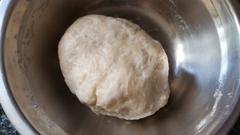 香喷喷的软糯可口,一咬就掉渣儿的老婆饼,把这些材料都倒在一个盆子里搅拌均匀,和成柔软的水油皮,盖上保鲜膜,醒发半小时。