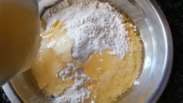 香喷喷的软糯可口,一咬就掉渣儿的老婆饼,糖