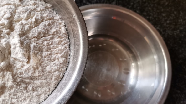 香喷喷的软糯可口,一咬就掉渣儿的老婆饼,面粉