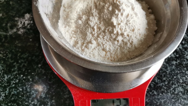 香喷喷的软糯可口,一咬就掉渣儿的老婆饼,准备油酥。面粉